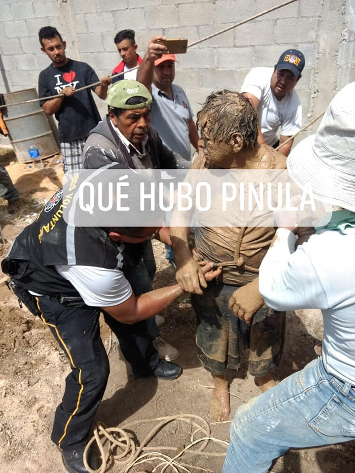 Rescatan a dos hombres tras caer en pozo en San José Pinula