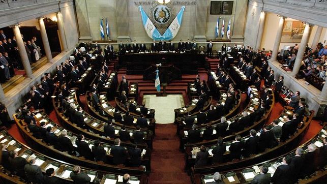 Los tres poderes del Estado participan en la sesión solemne por el Día de la Constitución Política de la República