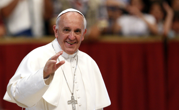 Papa Francisco casa a una pareja a bordo del vuelo de Santiago de Chile a Iquique
