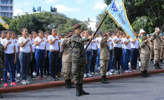 Presidente Morales insta a reservistas del Ejército a servir con patriotismo a Guatemala