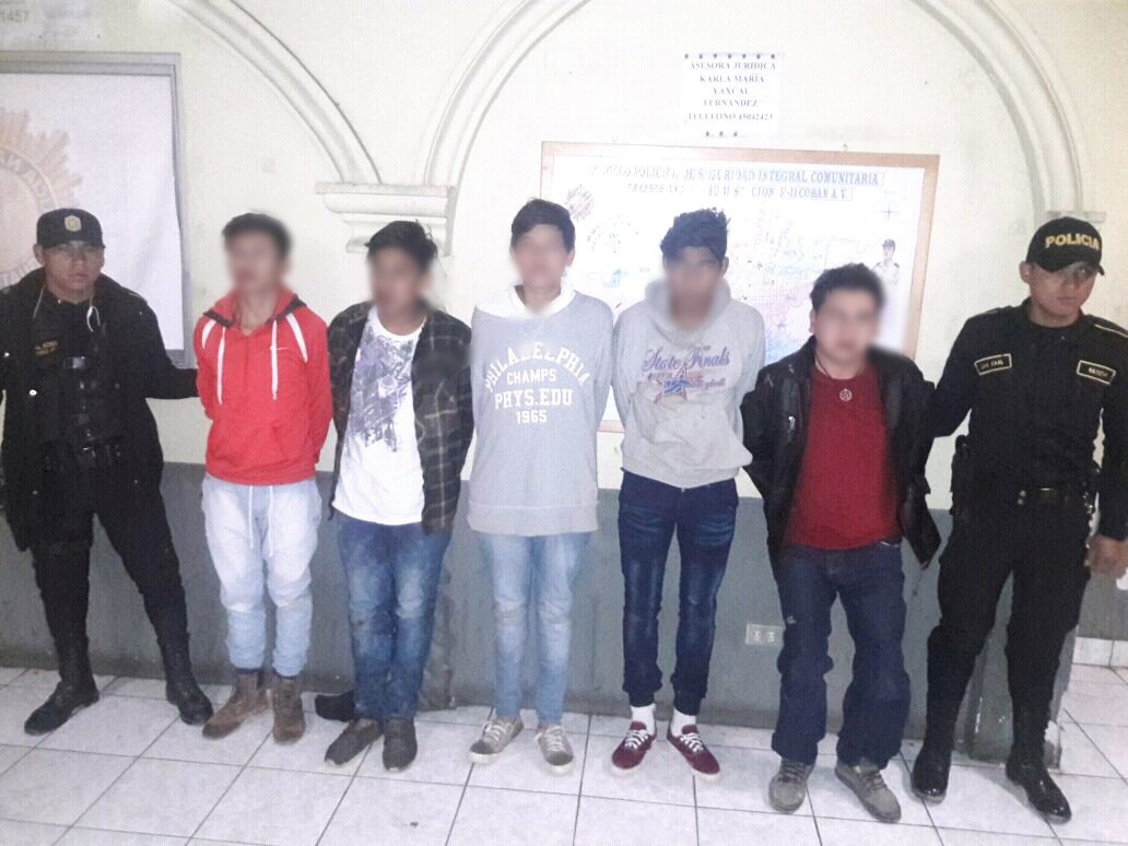 Detienen a 5 presuntos asaltantes en Cobán