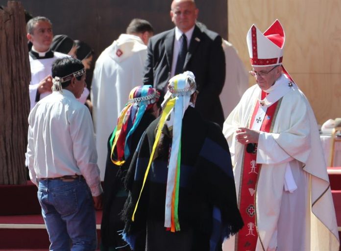 El papa almuerza con ocho mapuches, un colono y otros habitantes de Araucanía