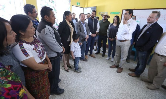 Gira de Trabajo 2018: Presidente Morales alienta profesionalización de docentes para impulsar educación en Guatemala