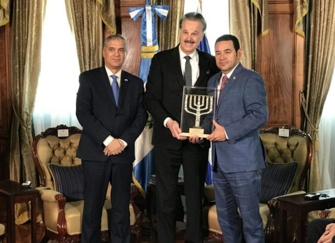 Presidente Morales recibe reconocimiento Friends of Zion