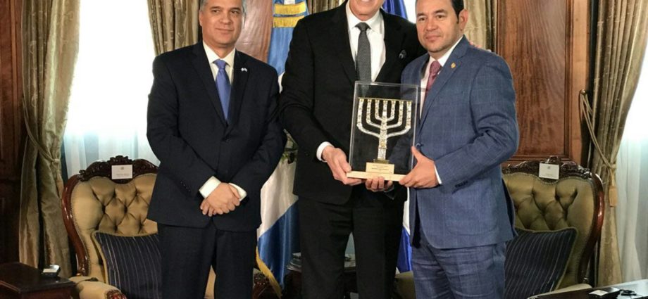 Presidente Morales recibe reconocimiento Friends of Zion