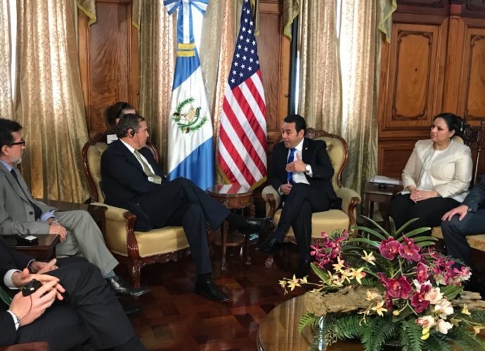 Presidente de Guatemala se reúne con director de OPIC, una corporación para inversiones de EE. UU.