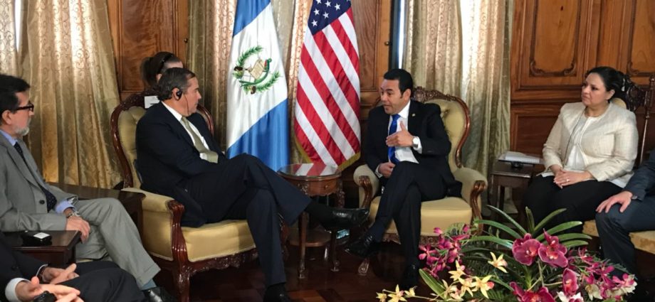 Presidente de Guatemala se reúne con director de OPIC, una corporación para inversiones de EE. UU.