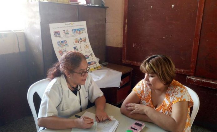PNC lleva feria de la salud en colonia El Mezquital del municipio de Villa Nueva