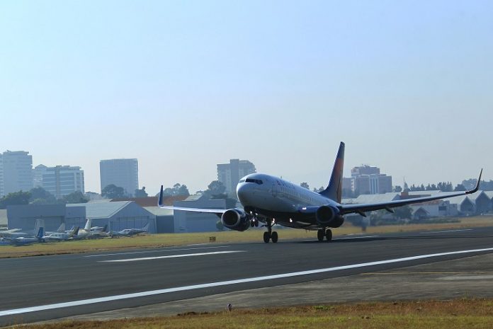 Gobierno remoza pista del Aeropuerto Internacional La Aurora y mejora seguridad