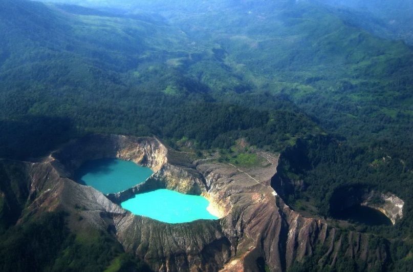 Sabes que el  monte Kelimutu, el único lugar del mundo donde los lagos de cráter cambian de color