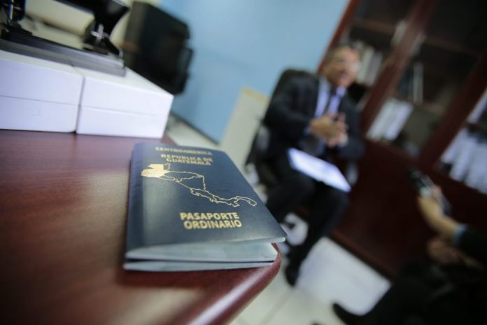 Guatemala informa a países de todo el mundo uso de adhesivo en pasaportes y su vigencia