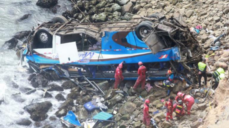 Autobús cayó por un precipicio y dejó al menos 25 muertos en Perú