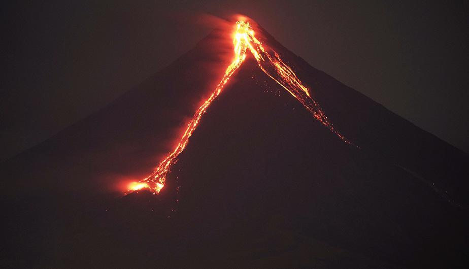 Filipinas en máxima alerta ante posible erupción de volcán Mayon