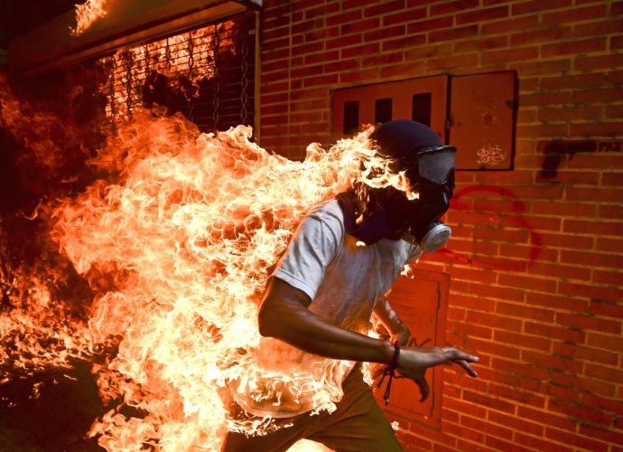 Una imagen de las protestas en Venezuela, nominada al World Press Photo
