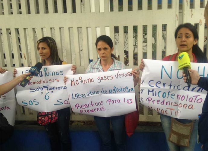 Padres protestan encadenados en principal hospital pediátrico de Venezuela