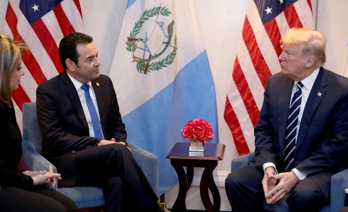 Presidentes Jimmy Morales y Donald Trump sostienen reunión para abordar temas de interés bilateral