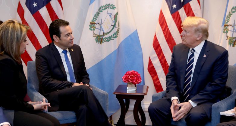 Presidentes Jimmy Morales y Donald Trump sostienen reunión para abordar temas de interés bilateral