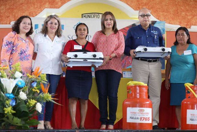 Primera dama entrega insumos a familias vulnerables de Zacapa