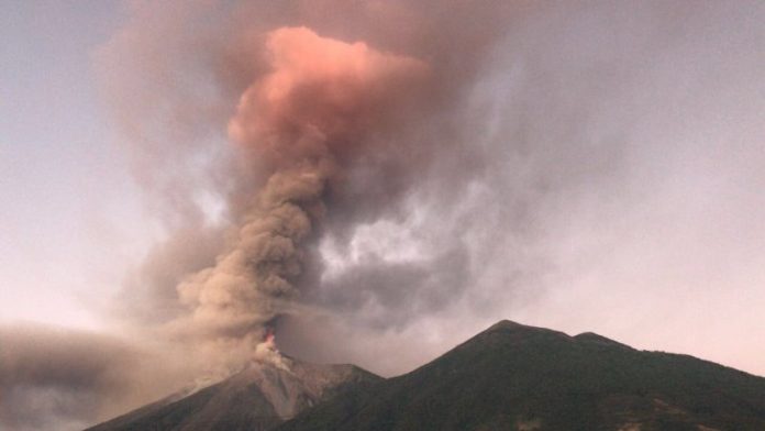 Volcán de Fuego de Guatemala entra en fase de erupción, la primera del 2018