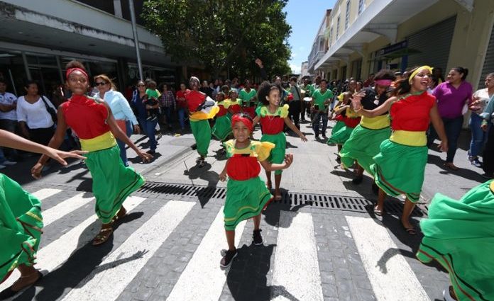 Danza y música resaltan en carnaval del pueblo garífuna en Ciudad de Guatemala