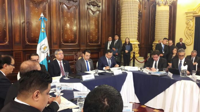 Presidente de Guatemala viaja a Estados Unidos en busca de inversión y apoyo estratégico