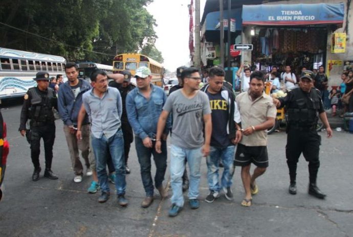 Policía captura a siete supuestos violadores y traficantes de drogas