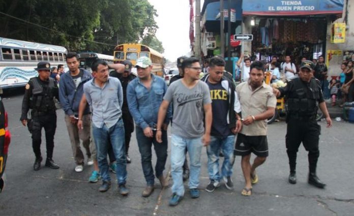 Policía captura a siete supuestos violadores y traficantes de drogas