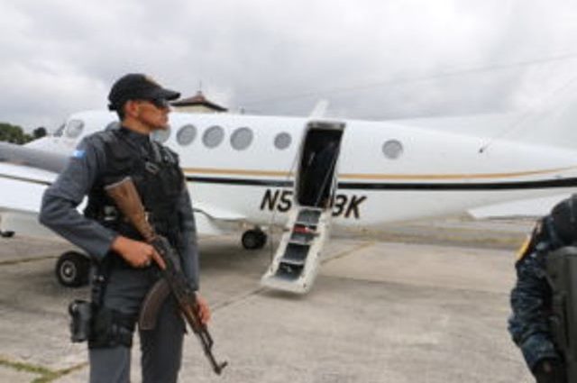 Guatemala extradita a cuatro supuestos narcotraficantes a Estados Unidos