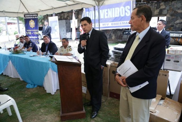 EE. UU. dona equipo informático para fortalecer a la Policía de La Antigua Guatemala