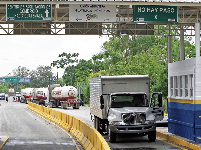 Interrupción del paso vehicular en las aduanas de El Salvador