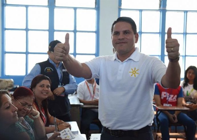 Evangélico Alvarado encabeza votación con el 11,57 % de las mesas escrutadas