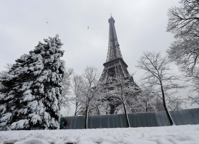 La Torre Eiffel, cerrada dos días más por la nieve y el hielo