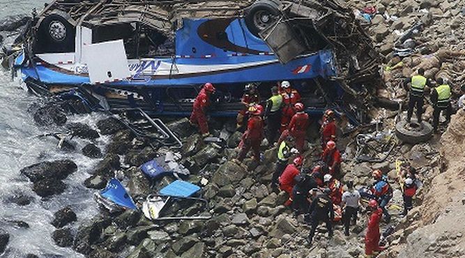 Un bus cayó al abismo en el sur de Perú, hay al menos 35 muertos