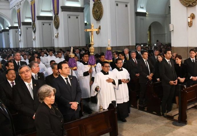 Presidente y Vicepresidente de Guatemala participan en misa exequial por monseñor Óscar Julio Vian