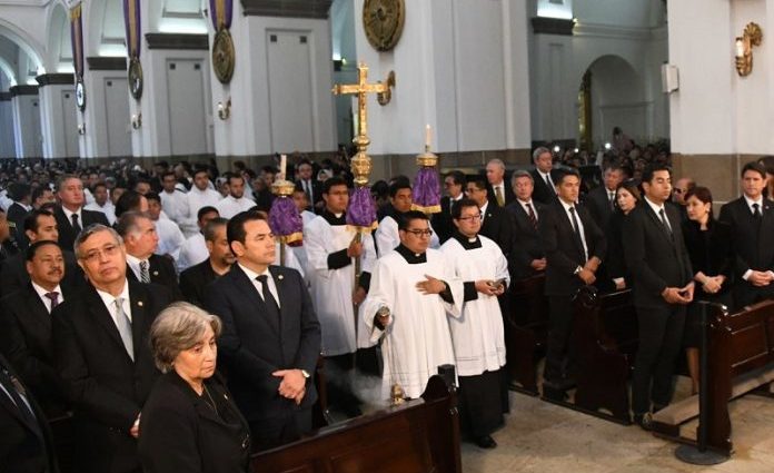 Presidente y Vicepresidente de Guatemala participan en misa exequial por monseñor Óscar Julio Vian