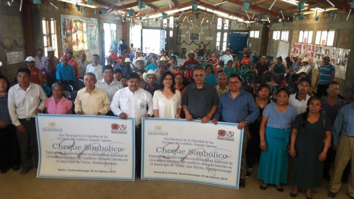 Gobierno entrega resarcimiento por Q2.06 millones a 27 familias de Huehuetenango