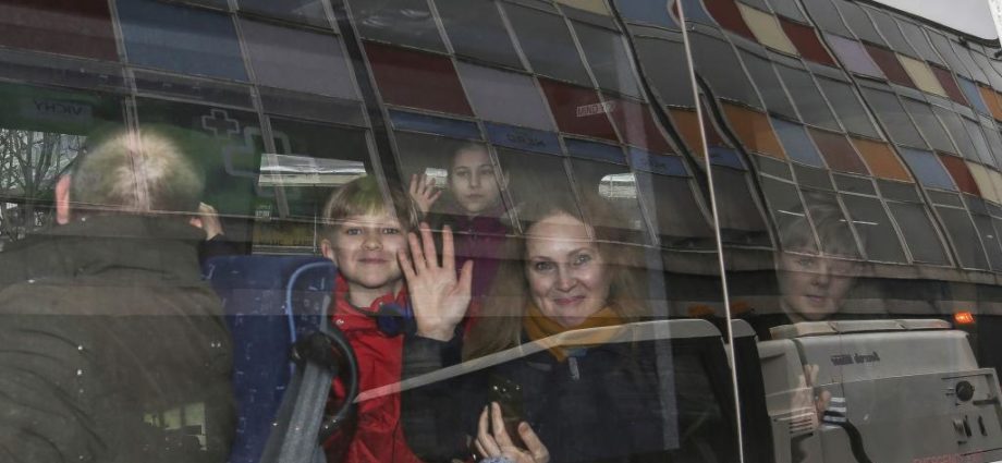 Diplomáticos rusos expulsados abandonan la embajada de Londres