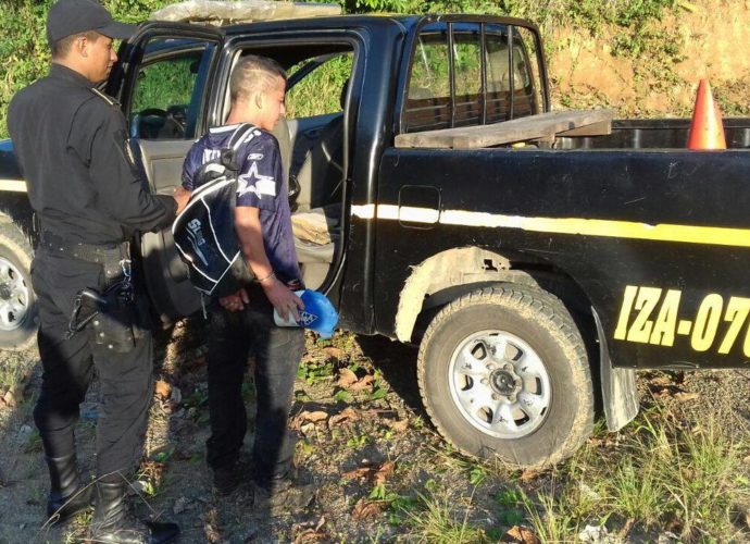 PNC lo captura tras intentar robar un vehículo de la Policía Municipal de Tránsito de Puerto Barrios, Izabal.