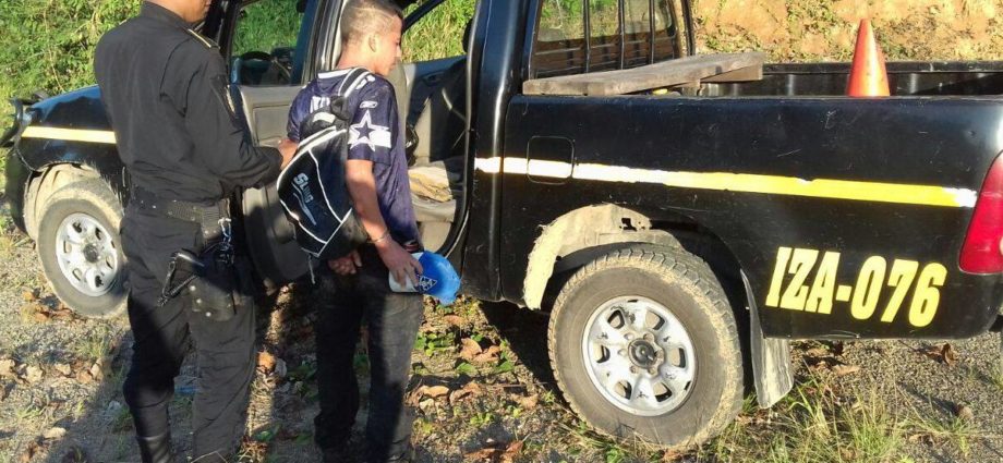 PNC lo captura tras intentar robar un vehículo de la Policía Municipal de Tránsito de Puerto Barrios, Izabal.