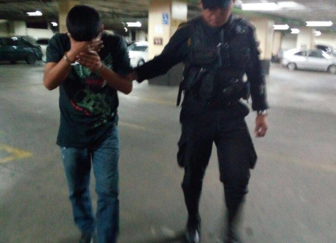 Guardia de seguridad privada detenido por PNC tras herir a un adolescente con arma de fuego