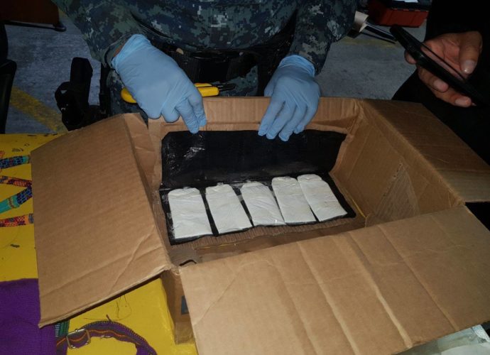 Localizan 16 bolsas de cocaína en encomienda