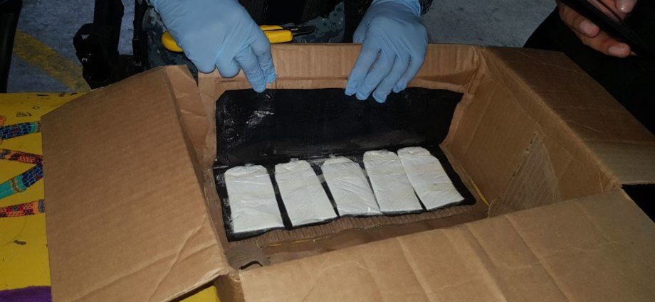 Localizan 16 bolsas de cocaína en encomienda
