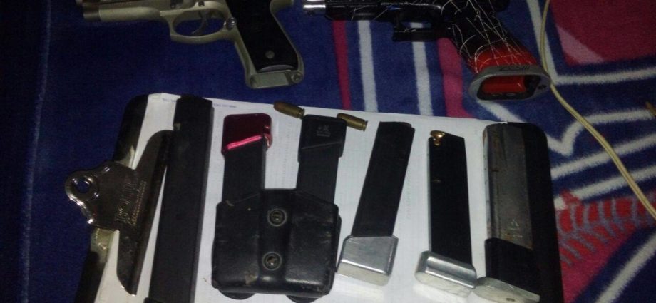 PNC localiza armas de fuego, teléfonos celulares y municiones en Petén