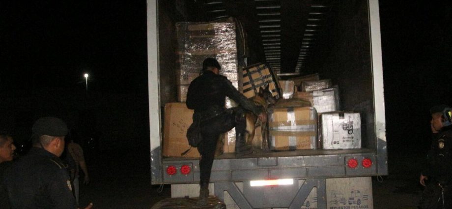PNC captura salvadoreños por transportar mercadería alterada