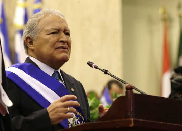 Presidente salvadoreño hace cambios en Gabinete tras derrota electoral