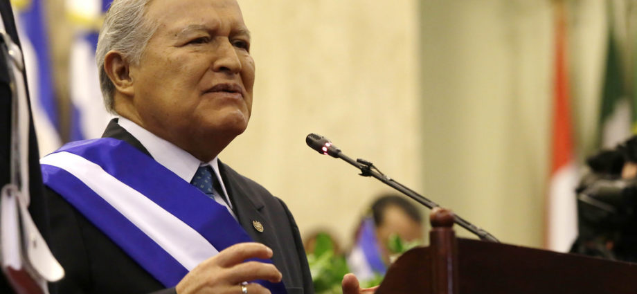 Presidente salvadoreño hace cambios en Gabinete tras derrota electoral