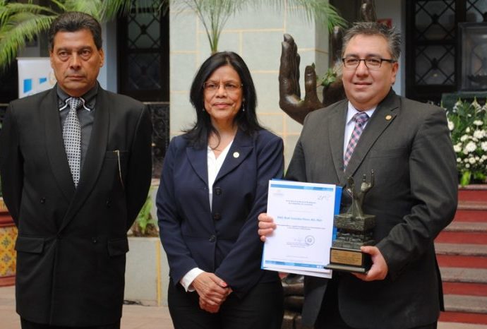 Gobierno reconoce aportes de médico y científico guatemalteco a la conciliación y la paz