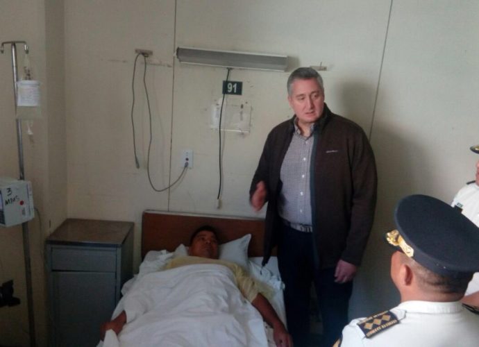 Ministro de Gobernación, Enrique Degenhart, visita a los agentes heridos en cumplimiento del deber internados en el IGSS 7-19