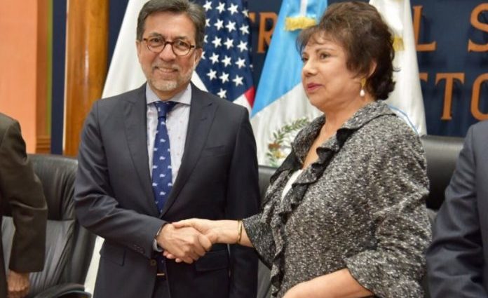 Guatemala y Estados Unidos firman convenio para transparentar procesos electorales