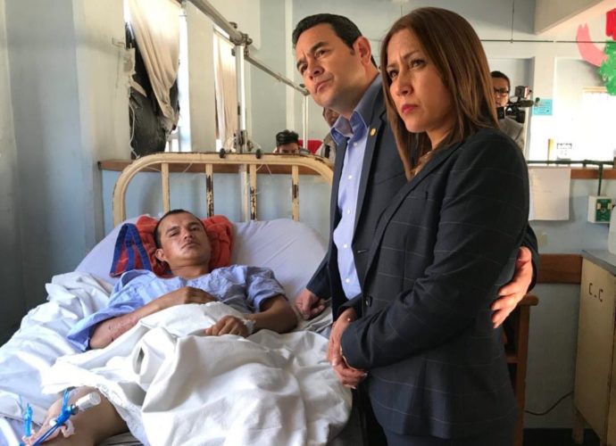 Presidente Jimmy Morales visitó en el Hospital Roosevelt a los pacientes del accidente en Ruta Interamericana